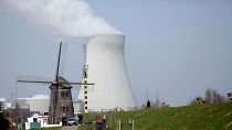 Windmühle nahe des Atomkraftwerks Doel in Belgien