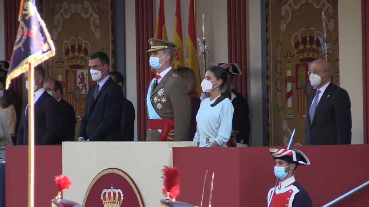 Los reyes de España, Felipe VI y Letizia, acompañados del presidente del Gobierno español. Pedro Sánchez, en el desfile militar por el Día de la Hispanidad. El 12 de octubre. 