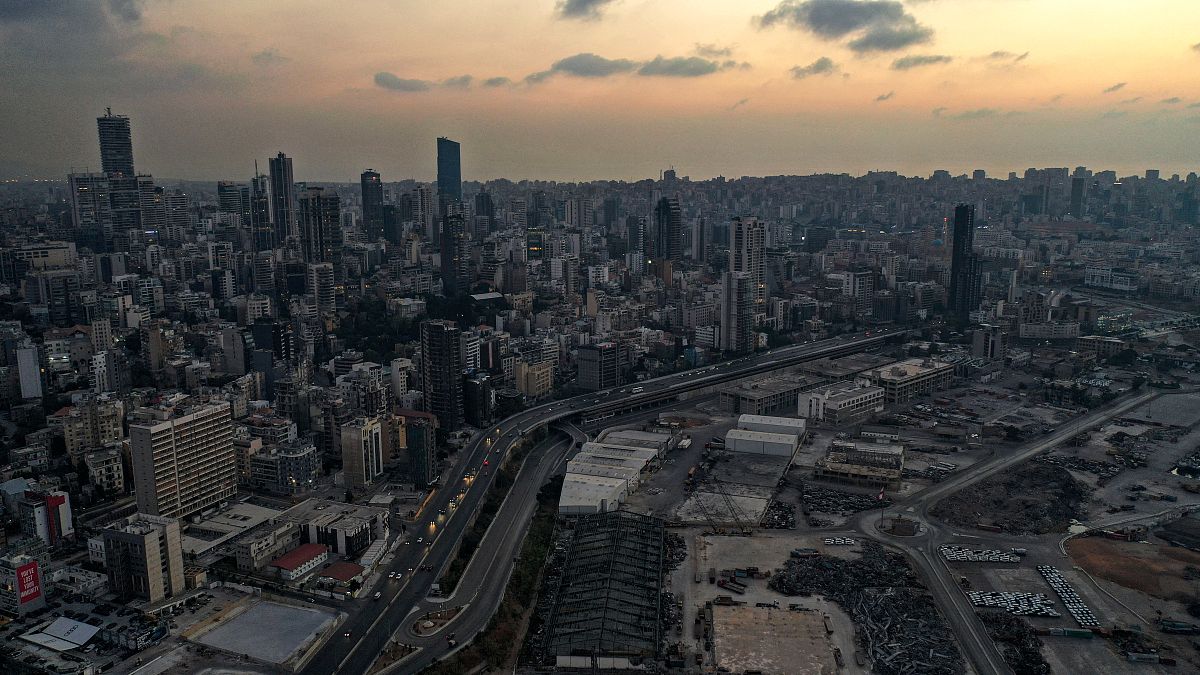 العاصمة اللبنانية، بيروت، مساءً