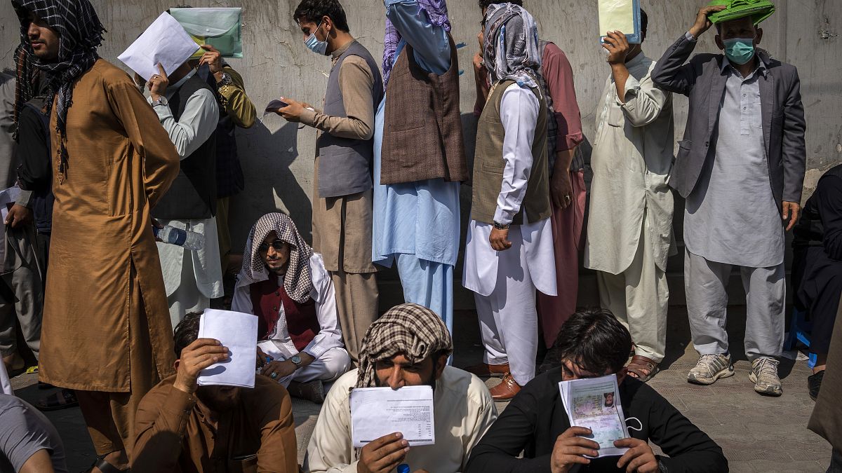 Beutazási vízumra várakozó afgánok sorakoznak Irán kabuli nagykövetsége előtt