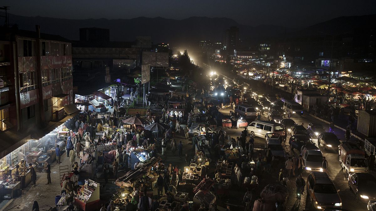 نمایی از یک بازار شبانه محلی در کابل