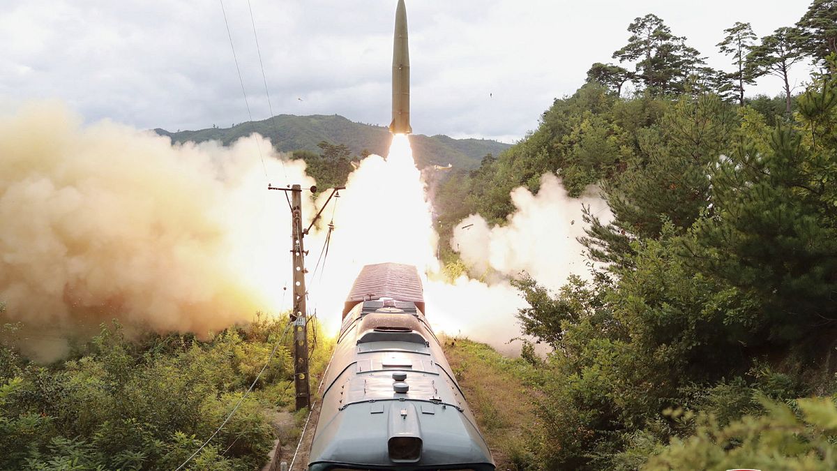Vasútról indítható rakétarendszert tesztelnek Észak-Korea egyik meg nem nevezett részén 
