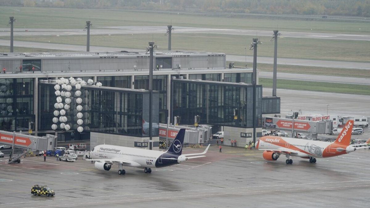 Maschinen der Lufthansa und von Easyjet auf dem BER, 31.10.2020
