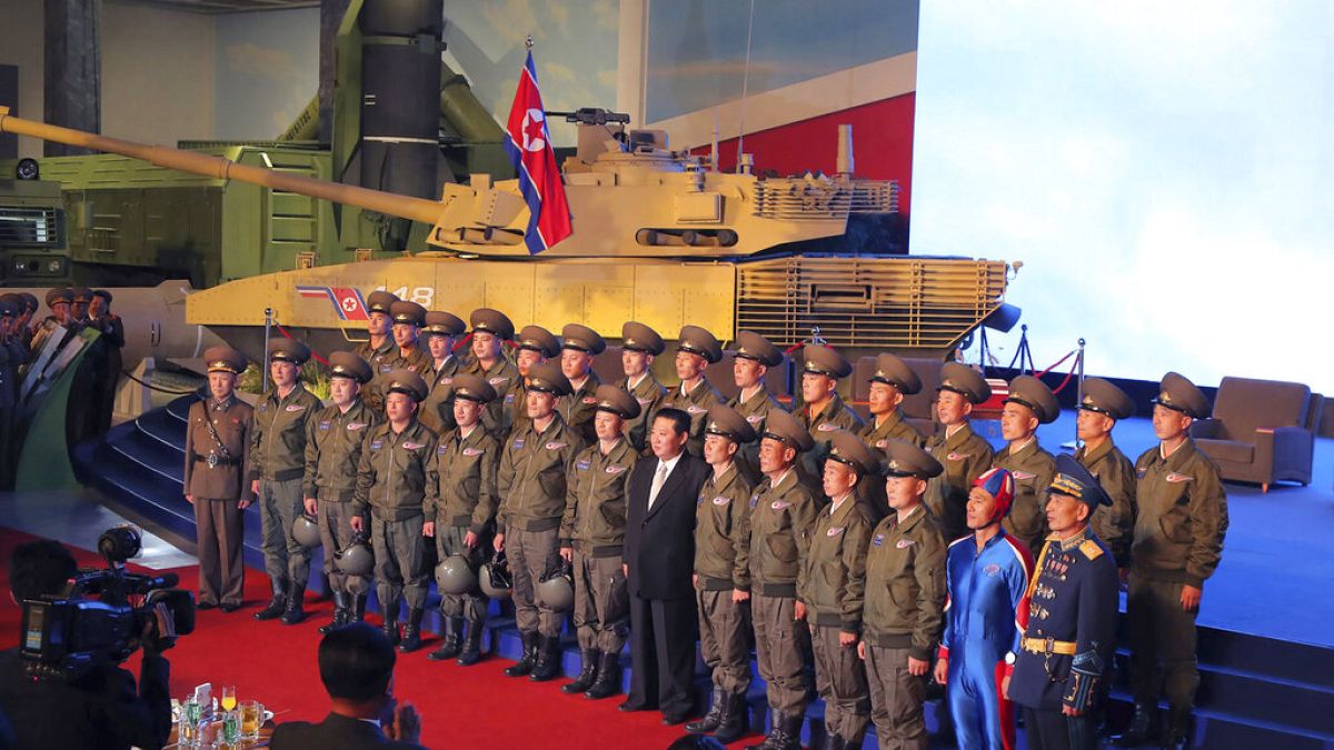 الزعيم الكوري الشمالي، كيم جونغ أون، يلتقط صورة جماعية مع الطيارين المقاتلين في افتتاح معرض لأنظمة الأسلحة في بيونغ يانغ، كوريا الشمالية، الإثنين 11 أكتوبر 2021