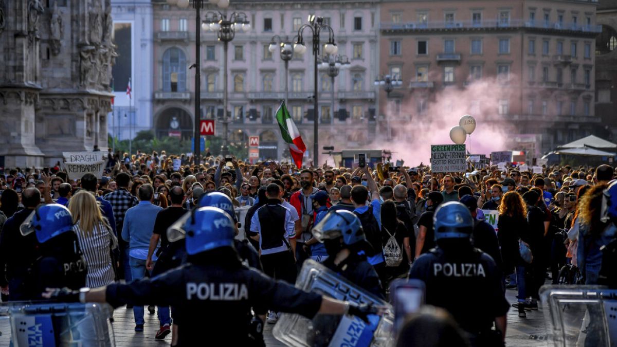 Polizei bei den Protesten gegen den Grünen Pass in Mailand, Italien, 2.10.2021