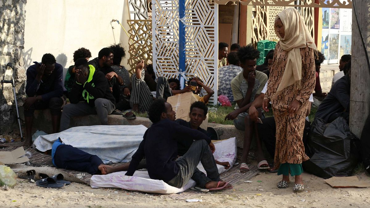مهاجرون أمام مكتب الأمم المتحدة في طرابلس 