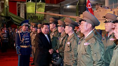 نمایش‌های رزمی در مقابل کیم جونگ اون در حاشیه نمایشگاه‌ تسلیحات پیشرفته کره شمالی