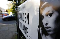 Amy Winehouse énekesnő képe látható a címtáblán a Camden téri volt lakhelye közelében