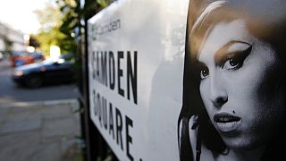 Amy Winehouse énekesnő képe látható a címtáblán a Camden téri volt lakhelye közelében