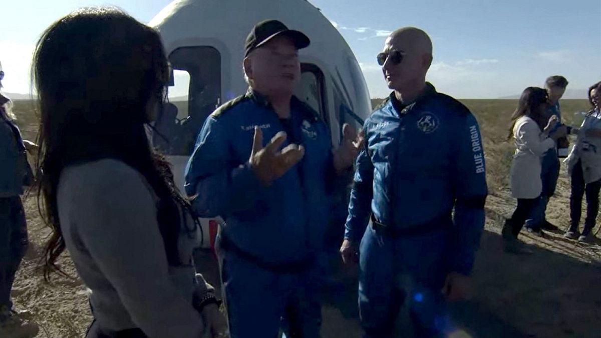 William Shatner, à son retour de l'espace, en compagnie de Jeff Bezos, fondateur de Blue Origin, le 13 octobre 2021 au Texas.