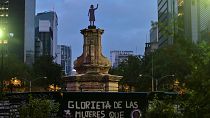 فمینیست‌های مکزیک مجسمه کریستف کلمب را پایین کشیدند و تندیس زن مبارز را به جای آن نصب کردند