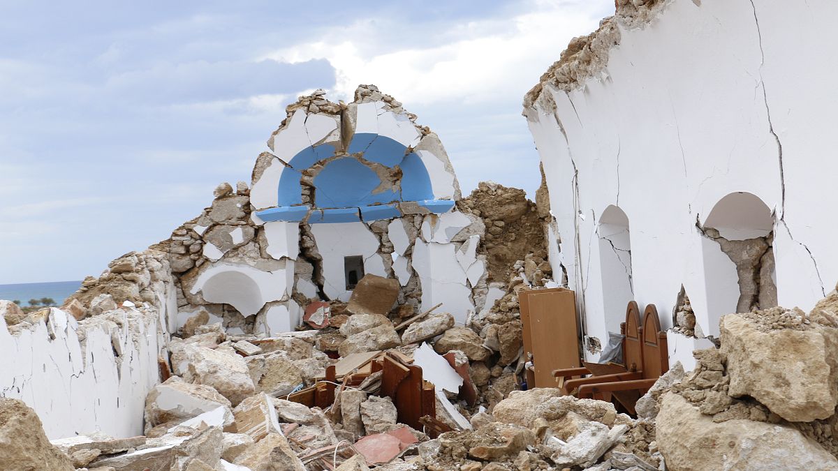 Γκρεμισμένο εκκλησάκι στον Ξηρόκαμπο της Κρήτης