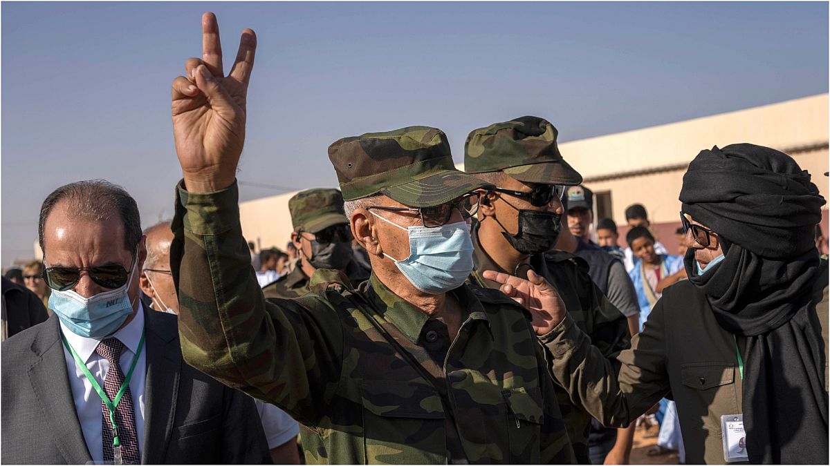  زعيم جبهة البوليساريو إبراهيم غالي خلال زيارة له لمخيم دجلة للاجئين الصحراويين في ولاية تندوف الجزائرية 12 تشرين الأول/أكتوبر 2021