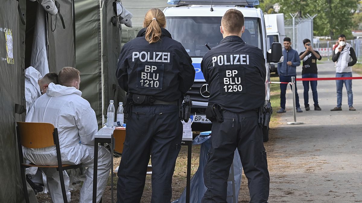 ضباط شرطة أمام مركز لاستقبال لاستقبال طالبي اللجوء في ولاية براندنبورغ في أيزنهويتنشتات، ألمانيا/ 6أكتوبر 2021