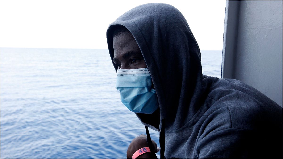 لمهاجر الغيني أمادو تراوري ينظر إلى البحر المتوسط قبيل وصوله إلى ميناء أوغوستا بجزيرة صقلية بإيطاليا، 27 أيلول/سبتمبر 2021.