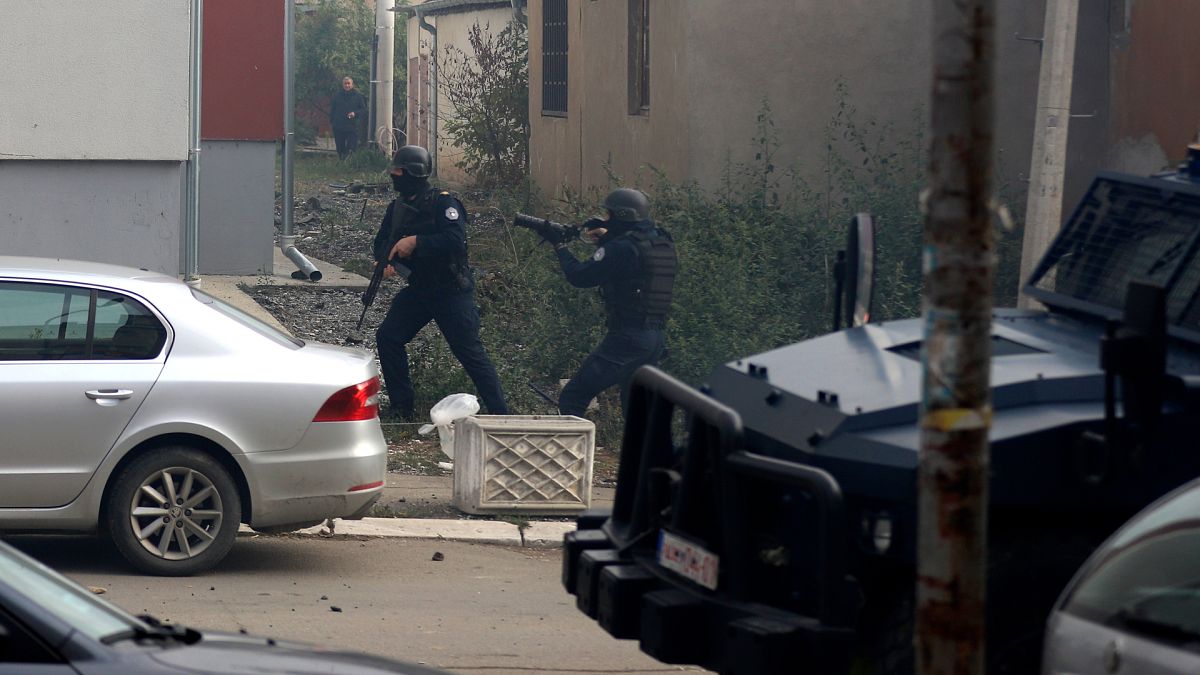 Kosova'da polis kaçakçılıkla mücadele kapsamında Mitrovitsa kentinde operasyon düzenledi