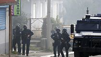 Kosovo : affrontements à la frontière entre policiers kosovars et civils serbes