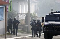 Kosovo: scene da guerra civile tra polizia e serbi, Belgrado furiosa