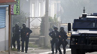 Rendőrökre támadtak a szerb tiltakozók Koszovóban