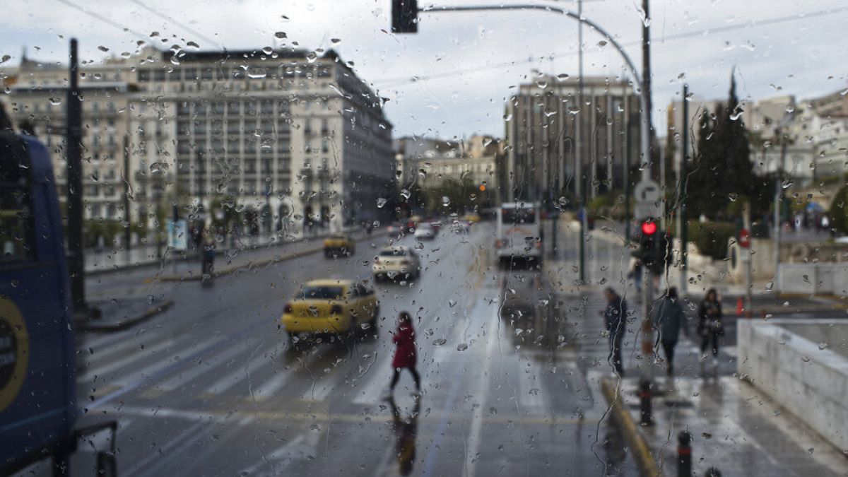 Εικόνα από την βροχερή Αθήνα