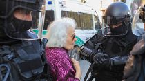 Женщина разговаривает с полицейскими на акции протеста противников вакцинации в Вильнюсе. 10 сентября 2021