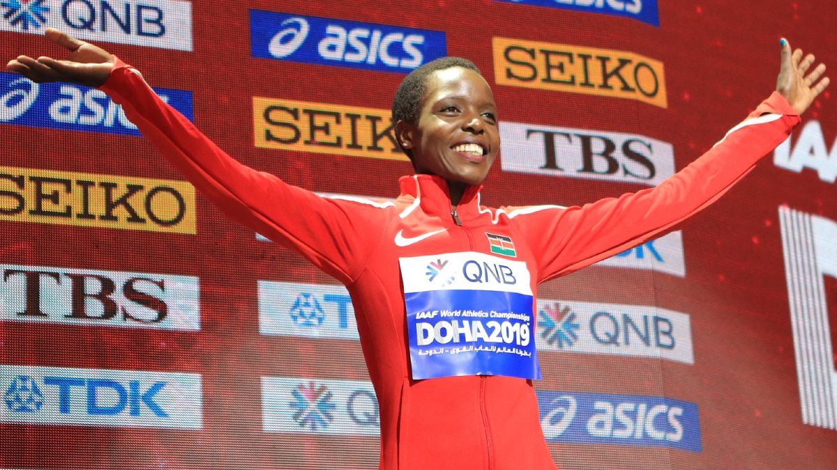 Archives : Agnes Tirop sur le podium des mondiaux de Doha, en 2019, après avoir décroché la médaille de bronze sur le 10 000 mètres