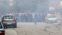 Eine Gruppe von ethnischen Serben geriet in Nord-Mitrovica massiv mit der Polizei aneinander
