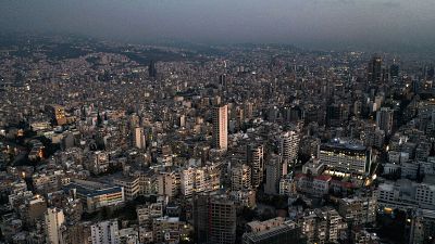 منظر جوي عند غروب الشمس للعاصمة اللبنانية بيروت، حيث تظهر المباني في الظلام وسط انقطاع التيار الكهربائي.