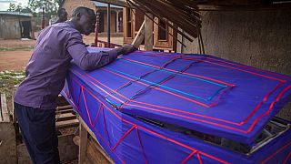 Ouganda : d'enseignant à fabricant de cercueils à cause de la Covid-19