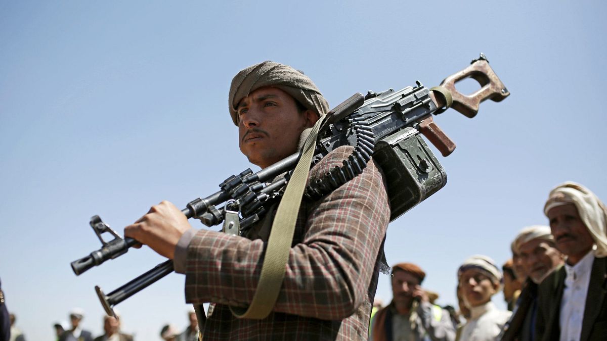 رجل من قبيلة الحوثي الشيعي يحمل سلاحه خلال تجمع قبلي يظهر دعمه لحركة الحوثي في صنعاء، اليمن، السبت 21 سبتمبر/ أيلول 2019