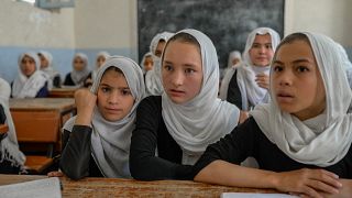 بنات أفغانيات يزاولن الدراسة في مدرسة في قندهار. 2021/09/26