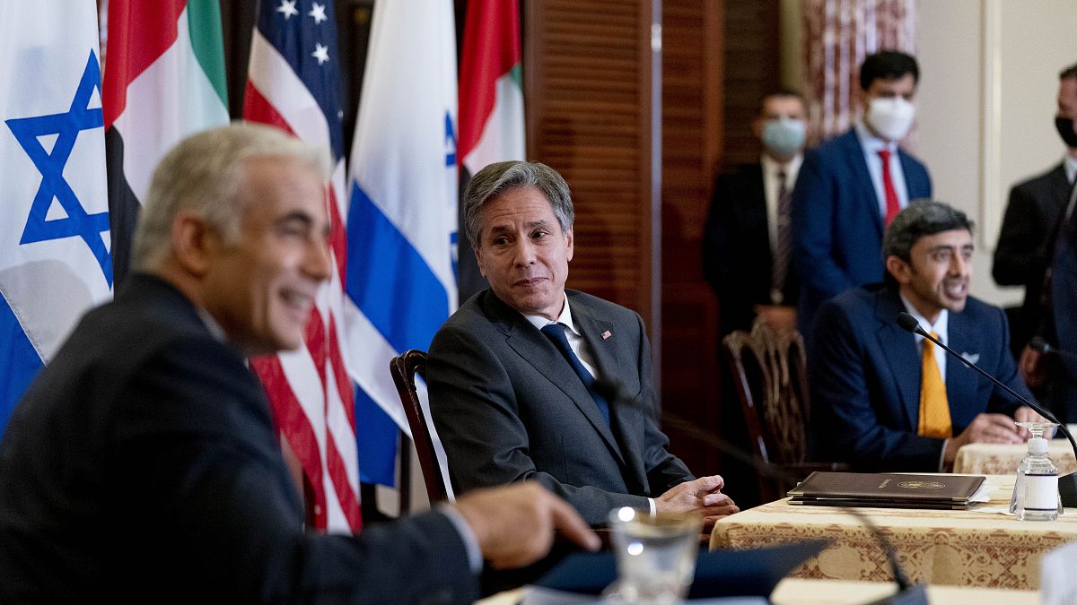 وزير الخارجية الأمريكي (في الوسط) يرافقه وزير الخارجية الإسرائيلي (على اليسار)، ووزير خارجية الإمارات العربية المتحدة الشيخ، إلى اليمين في واشنطن. 2021/10/13