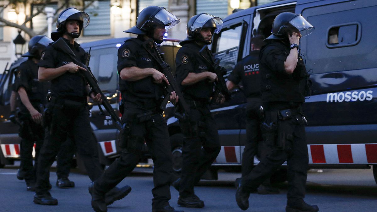 عدد من أفراد الشرطة الخاصة الإسبانية بمدينة برشلونه بعد الهجوم الدموي الذي أدى لمقتل 13 شخصا. 17/08/2017