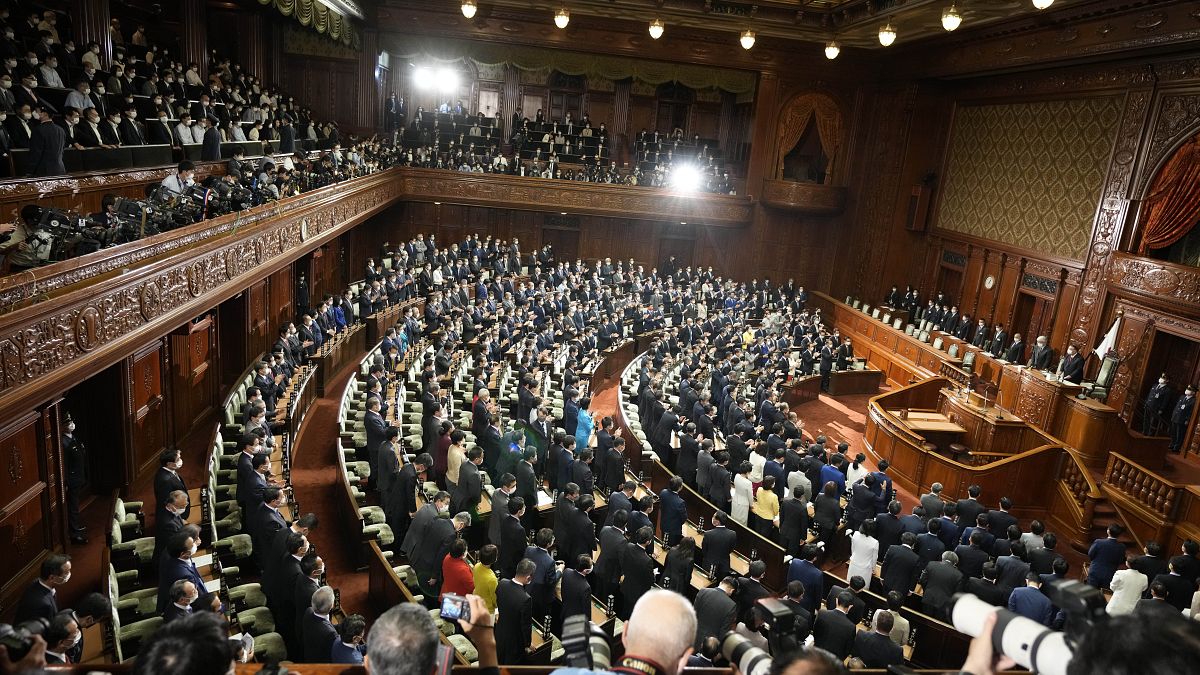 النواب اليابانيون يستمعون إلى قرار حل البرلمان 14 تشرين الأول/أكتوبر 2021 تمهيدا لإجراء انتخابات عامة بنهاية الشهر.