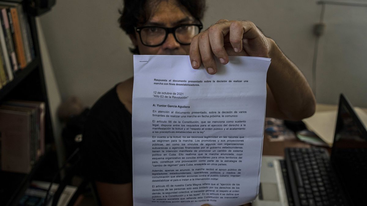 Yunior García Aguilera muestra una carta de respuesta del gobierno que les niega el permiso para marchar, 13/10/2021, La Habana, Cuba