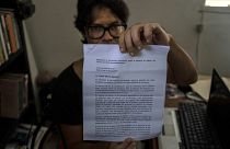 Yunior García Aguilera muestra una carta de respuesta del gobierno que les niega el permiso para marchar, 13/10/2021, La Habana, Cuba