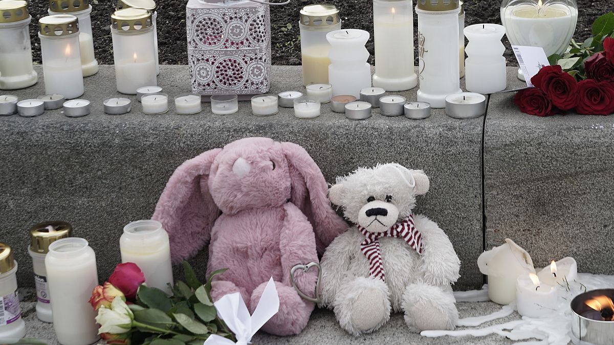 Az áldozatokra emlékeznek a gyászolók a norvégiai ámokfutás egyik helyszínén