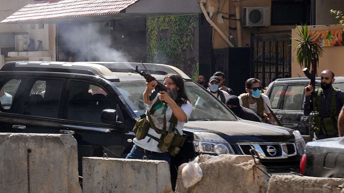عناصر متحالفة مع حزب الله بأسلحة نارية خلال اشتباكات مسلحة اندلعت خلال مظاهرة في الضاحية بجنوب بيروت. 2021/10/14