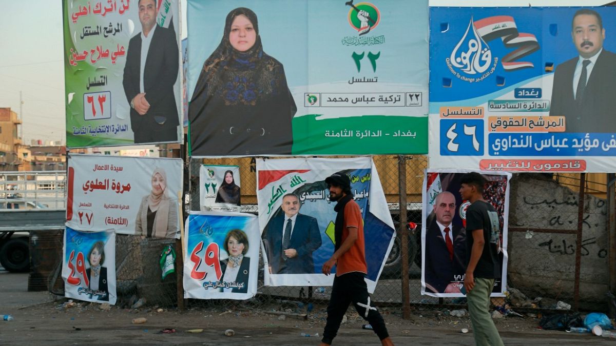 ملصقات  لمرشحين البرلمان العراقي في أحد شوارع بغداد، العراق.