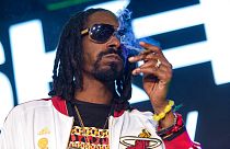 ABD'li rep sanatçıcı Snoop Dog esrar içerken.