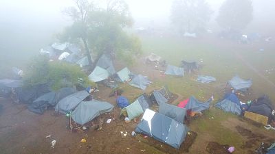 Menekültek sátraznak a bosnyák-horvát határ közelében