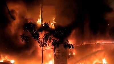 شاهد | النيران تلتهم مبنى سكنياً في جنوب تايوان ومقتل 46 شخصاً