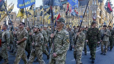 Több ezren vonultak Kijev utcáin Ukrajna védőinek napján 