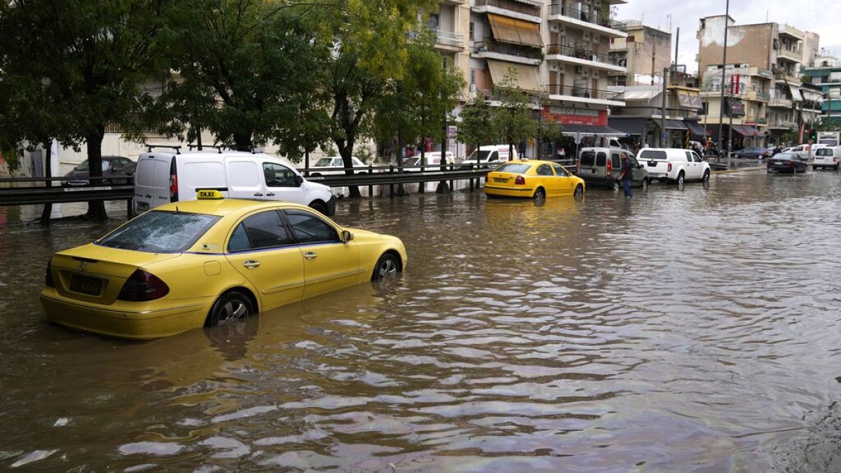 Στην Αττική η κακοκαιρία “ATENA” – Πάνω από 50 κλήσεις έχει δεχθεί η Πυροσβεστική