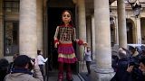 Suriyeli mülteci çocuğu temsil eden dev kukla Emel, bu sefer Paris'te