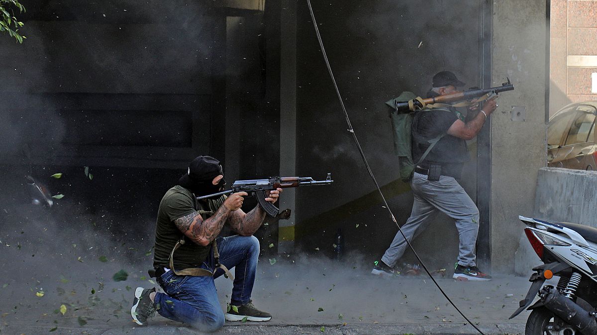 مقاتلان من حزب الله/حركة أمل خلال اشتباكات منطقة الطيونة في بيروت 