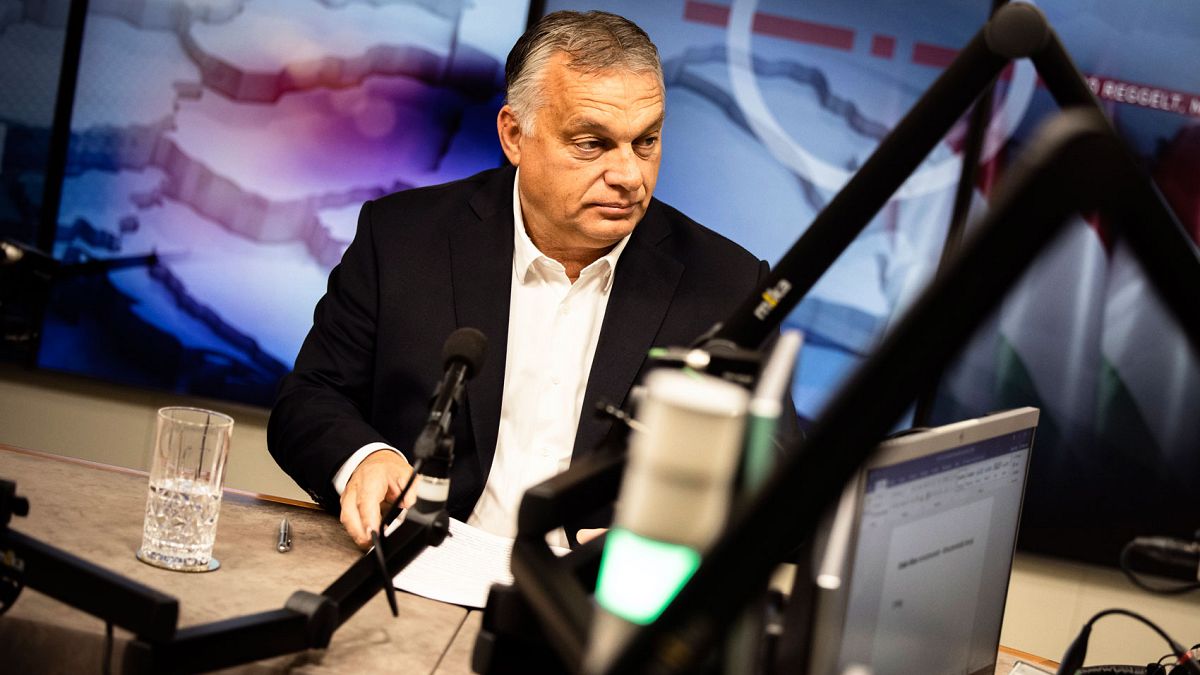 A Miniszterelnöki Sajtóiroda által közreadott képen Orbán Viktor interjút ad a Jó reggelt, Magyarország! című műsorban a Kossuth Rádió stúdiójában 2021. október 15-én
