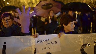 «Αδερφή, σε πιστεύω» γράφει το πλακάτ σε διαδήλωση μετά την αποκάλυψη του ομοδικού βιασμού της Παμπλόνα