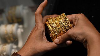 Hintliler Covid-19 krizi nedeniyle yastık altındaki altınlarını elden çıkarıyor