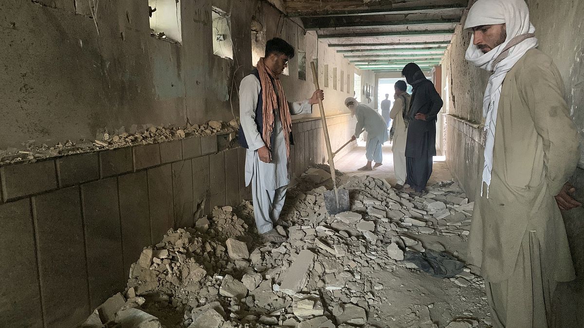 أشخاص يتفقدون داخل مسجد في أعقاب هجوم انتحاري في مدينة قندهار ، جنوب غرب أفغانستان ، الجمعة 15 أكتوبر 2021.